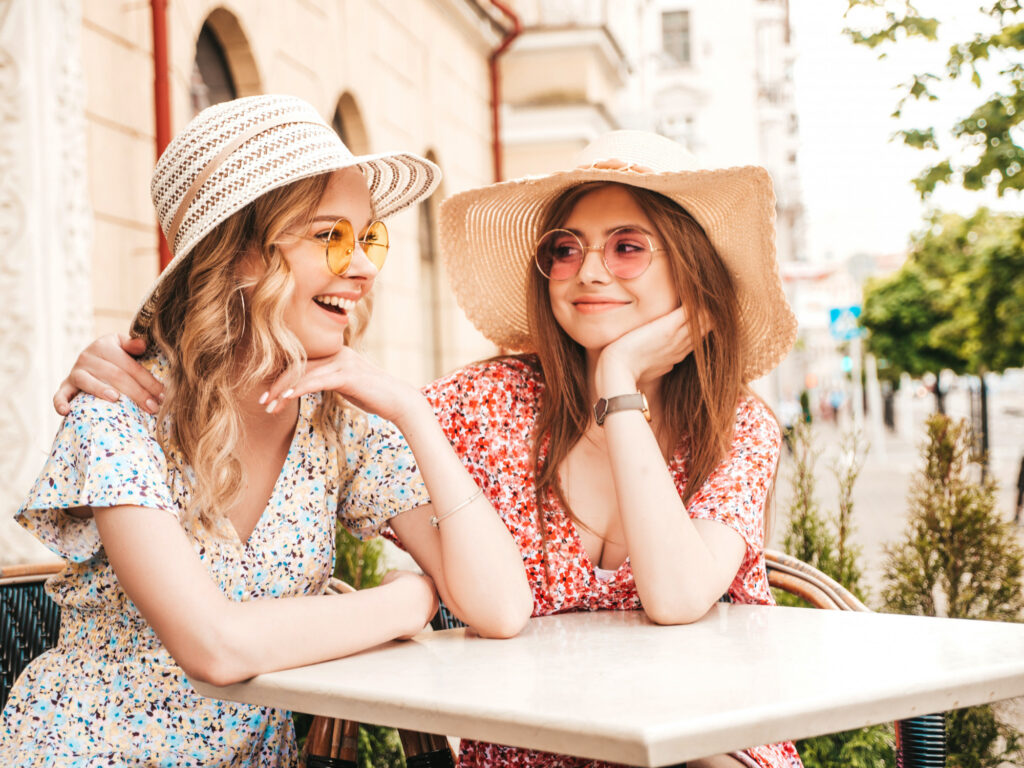 Due ragazze in vacanza sedute al bar