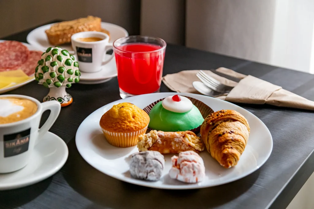 Colazione con cornetto, dolci e bevande servita al Best Western Plus Fontana Falconieri a Messina